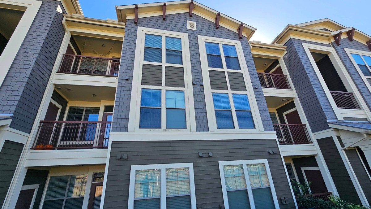 What Is the Best Exterior Paint for Texas Heat and Humidity? (Montgomery County Guide)